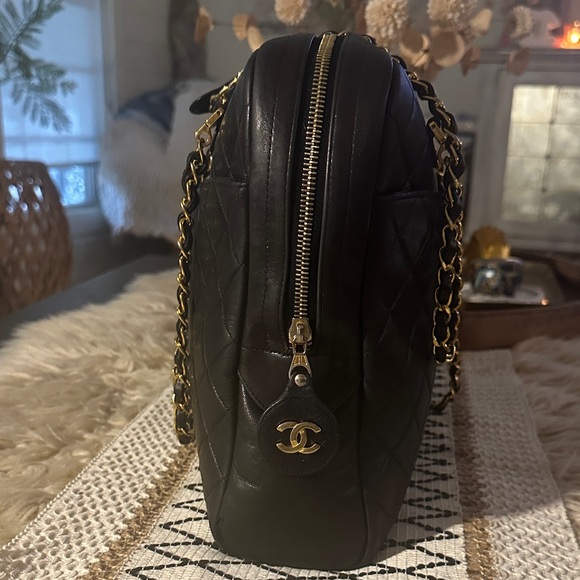 CHANEL Black Quilted Leather Shoulder Bag with Gold Chain - Picture 12 of 17
